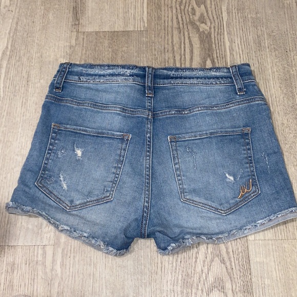 Woman’s EXPRESS Jean shorts - Picture 2 of 4